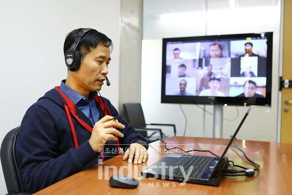 KAIST 권영선 교육원장이 지난 3월 19일 KAIST 학생들을 대상으로 실시간 쌍방향 화상프로그램인 줌(Zoom)을 이용해 원격수업을 진행하고 있다. [사진=KAIST]