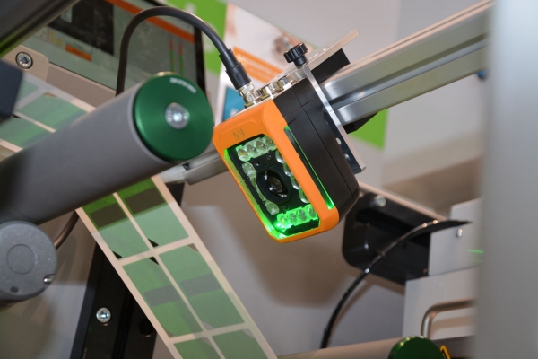 Spilker에서 사용하는 B&R 스마트 센서(Smart Sensor)는 각 라벨에 대한 위치 값을 실시간으로 제공하며, 이와 값은 시스템의 다이 커터를 제어하는데 사용된다. [사진=F.  Roßmann, B&R]