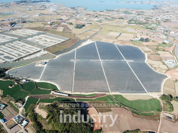탑솔라가 지난해 시공 당시 단일 태양광 연계형 ESS사업으로는 세계 최대 용량인 무안햇빛 ESS(PV 33MW, ESS 110MWh)발전소. 탑솔라는 뛰어난 사업성과 안정성으로 시장을 선도하고 있다. [사진=탑솔라]