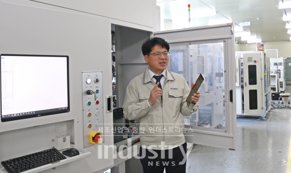 황선오 대표가 코엠에스가 개발한 미접촉식 PCB 두께 측정기에 대해 설명하고 있다. [사진=인더스트리뉴스]