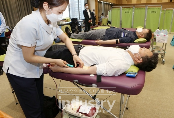 신한은행 진옥동 은행장이 코로나19 극복을 위한 헌혈 캠페인에 참여했다. [사진=신한은행]
