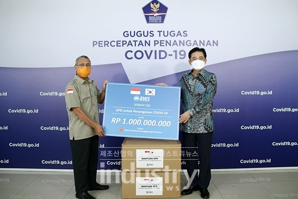 우리은행이 인도네시아에 코로나19 극복을 위해 방호복을 기부했다. [사진=우리은행]
