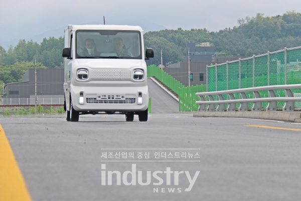 시험주행로에서 연구원이 시승으로 차량 기능을 점검하고 있다. [사진=인더스트리뉴스]