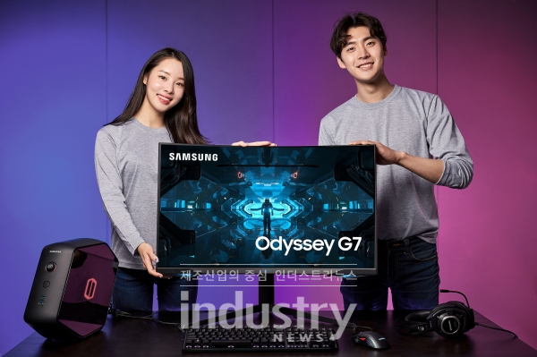 삼성전자가 업계 최초로 1000R 곡률을 적용한 ‘오디세이(Odyssey) G7’ 커브드 게이밍 모니터 2종(32형·27형)을 국내 시장에 출시한다. 사진은 오디세이 G7 32형 모습 [사진=삼성전자]