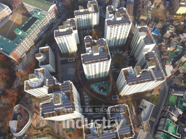 태양광 대여사업 진행을 통해 한화큐셀 큐피크 모듈을 설치된 서울 중랑구 망우동 소재 중랑숲리가 아파트 [사진=한화큐셀]