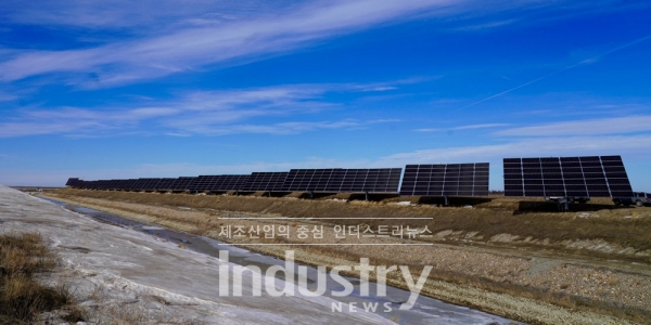캐나다 세인트메리강 관계구역에 설치된 파루의 ‘AI 태양광 트래커’. 700kW 규모의 전력을 생산하며, 관개구역 일대 1,500㎢ 면적에 물을 공급할 예정이다. [사진=파루]