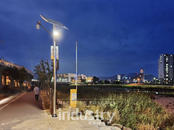 한국동서발전이 울산 동천강에 설치한 LED 50W급 태양광 안심 가로등 [사진=한국동서발전]