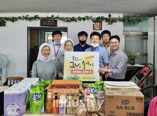 동서발전 신용민 사회공헌부장(앞줄 오른쪽에서 2번째), 울산시 이주민지원센터 박안칠라 센터장(앞줄 오른쪽에서 3번째) 등 관계자들이 리사이클링 물품 전달식에서 기념 촬영을 하고 있다. [사진=한국동서발전]