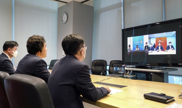 SK텔레콤은 한국장애인고용공단과 ICT기반의 장애인 일자리 플랫폼 구축을 위한 업무협약을 화상회의를 통해 체결했다고 밝혔다. [사진=SK텔레콤]