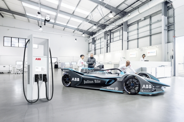 ABB가 세계 최초의 순수 전기차 국제 모터스포츠 ‘ABB FIA 포뮬러 E 월드 챔피언십’에서  3세대(Gen3) 경주차용 충전 기술을 공급한다. [사진=ABB]