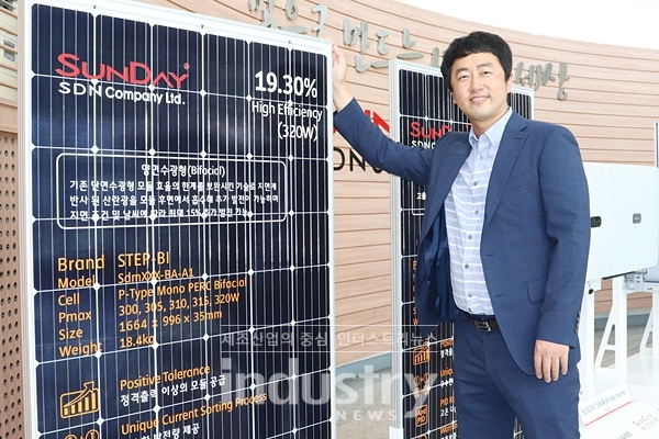 에스디엔 엄기진 과장은 “양면모듈 ‘STEP BI’는 ‘SUNDAY Technology Evolution PERC Bifacial’의 약자”라며, “PERC 기술이 적용돼 320W 출력에 최고 효율 19.3%의 높은 변환효율을 자랑하는 우수한 품질의 PV 모듈”이라고 설명했다. [사진=인더스트리뉴스]