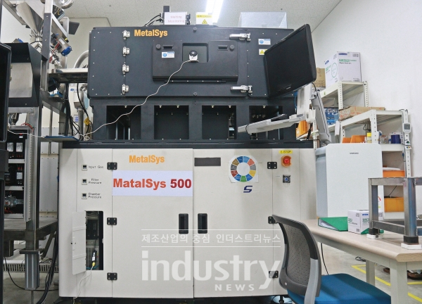 메탈쓰리디가 제작한 500×330×330mm 사이즈의 듀얼레이저를 갖춘 ‘MetalSys 500’. 이 3D 프린터는 8월부터 H 중공업사의 양산 시스템 라인에 구축되고 있다. [사진=인더스트리뉴스]