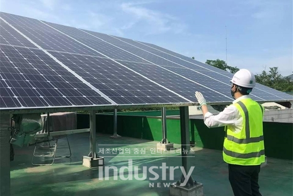 서울에너지공사 직원이 복지시설에 설치된 햇빛행복발전소를 직접 찾아 안전점검을 하고 있다. [사진=서울에너지공사]