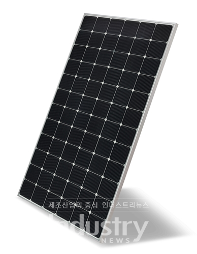 LG전자의 고출력 양면발전 태양광 모듈이 ‘제23회 올해의 에너지위너상’에서 ‘에너지 대상’을 수상했다. [사진=LG전자]