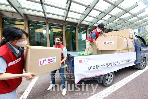 LG유플러스 직원이 위생용품과 스마트폰 보조배터리로 구성된 구호물품 키트 약 300개를 집중호우로 인한 피해 지역에 전달하기 위해 운송 트럭에 싣고 있다. [사진=LG유플러스]