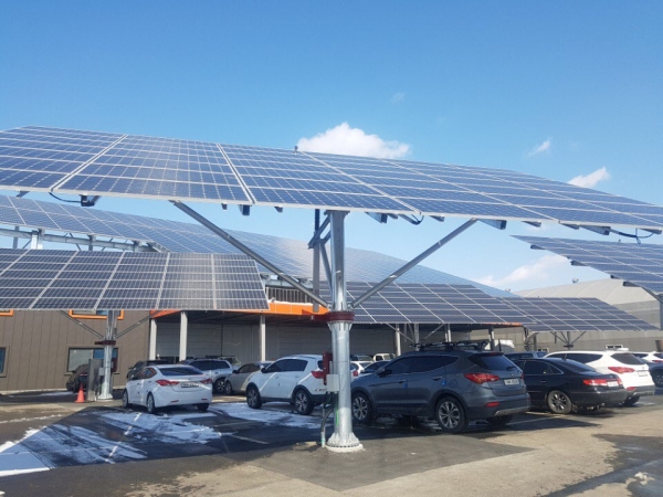 산단 주차장에 설치된 파루 AI 태양광 트래커 [사진=파루]