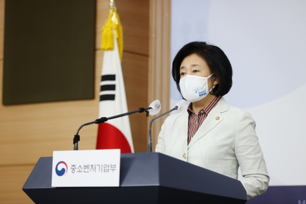 중기부 박영선 장관이 AI 제조 플랫폼 구축에 협력할 민간 클라우드 사업자 선정을 밝히고, AI 제조 플랫폼 KAMP의 사업 계획을 발표했다. [사진=중소벤처기업부]