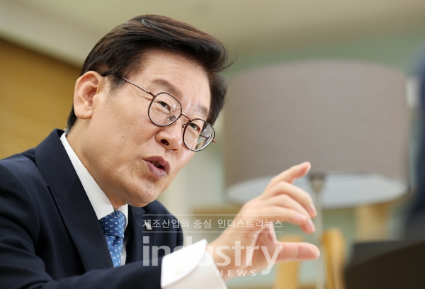 이재명 도지사는 “경기도형 뉴딜정책을 정부가 추진하는 3대 뉴딜정책과 더불어 가장 모범적인 사례로 만들어 나갈 것”이라고 밝혔다. [사진=경기도청]