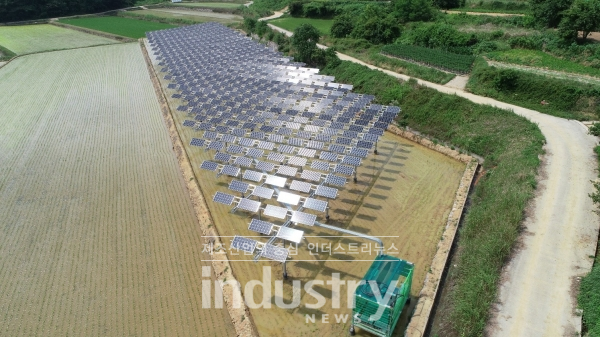 국내 농경지 중 약 5%에 영농형태양광을 설치하면, 약 32GW의 발전소 건설이 가능하다. 이는 4인 기준 917만 가구가 연간 사용하는 가정용 전기양에 해당한다. [사진=한화큐셀]