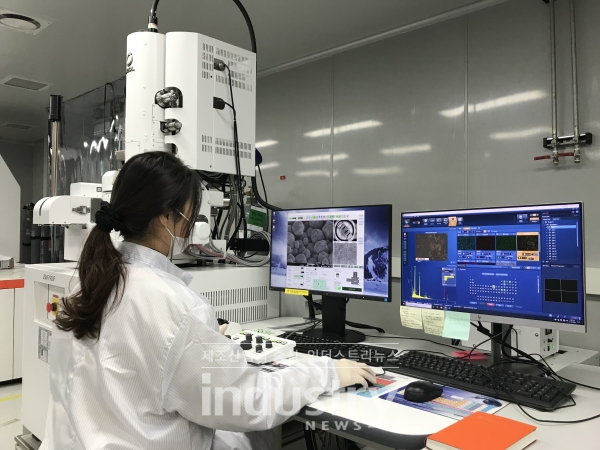 한화큐셀 판교 R&D센터에서 연구원이 차세대 셀 기술 연구를 진행하고 있다. [사진=한화큐셀]
