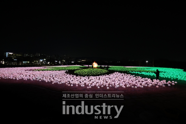 한국수력원자력이 경주시와 함께 경주 황성공원에 설치한 국내 최대 규모의 야외 LED 조명시설인 '경주 빛누리 정원' [사진=한국수력원자력]