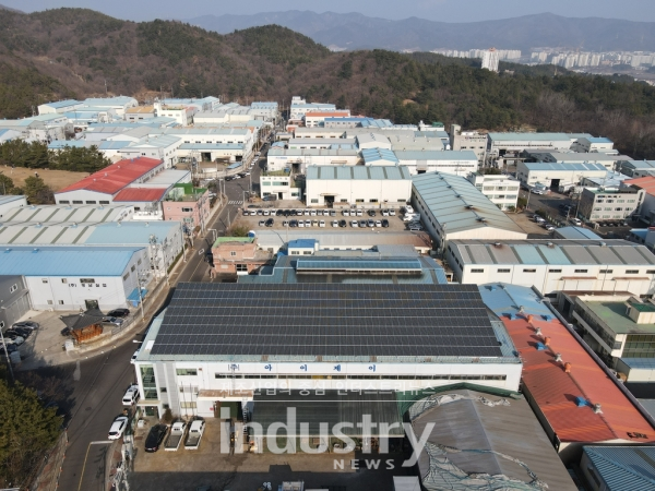 울산시민 가상발전소 1호기가 83.2㎾ 규모로 설치된 울산 북구 달천농공단지 아이제이건물. 울산시는 건축물 유휴 옥상 19곳에 총용량 1,500㎾ 규모로 태양광발전 시설을 설치했다. [사진=울산시]