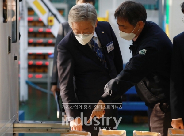 이재명 경기도지사가 경기도 시흥시 시화공단 중소기업에 방문해 애로사항을 전해 듣고 있다. [사진=경기도청]