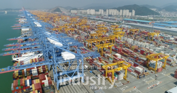 부산항 스마트 공동물류센터는 우수한 항만 인프라를 바탕으로 중소물류기업 및 창업기업 지원을 통한 신규물동량 확보와 중소물류업체 동반성장에 주력한다. [사진=부산항만공사]