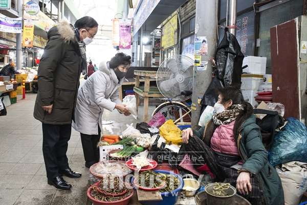 중부발전 박형구 사장(왼쪽)이 2월 3일 보령전통시장에서 지역농수산물을 구매하고 있다. [사진=한국중부발전]