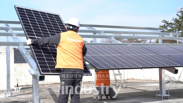사회복지법인 소전원에 태양광 발전설비 설치하는 모습 [사진=한화]