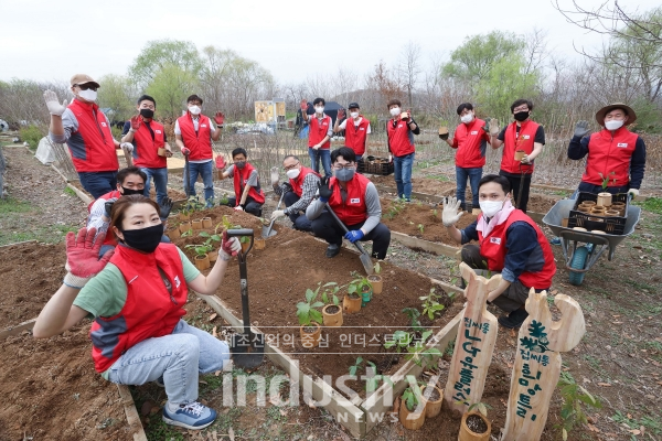 지난 4월 2일 LG유플러스 임직원이 서울 노을공원 자람터에서 도토리나무를 옮겨 심는 모습 [사진=LG유플러스]