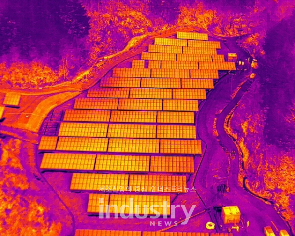알피오 드론에 장착돼 있는 열화상카메라로 촬영한 태양광발전소  [사진=알피오]