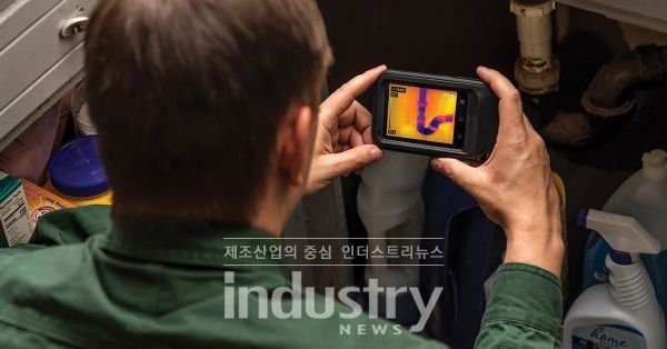 FLIR C3-X는 구동 가능 시간이 4시간에 달한다(FLIR ONE Pro 구동 가능 시간: 40분). 작고 가벼운 C3-X는 손에 쉽게 잡히는 포인트-앤-슛 폼 팩터를 가지고 있는 것이 특징이다. [사진=플리어]