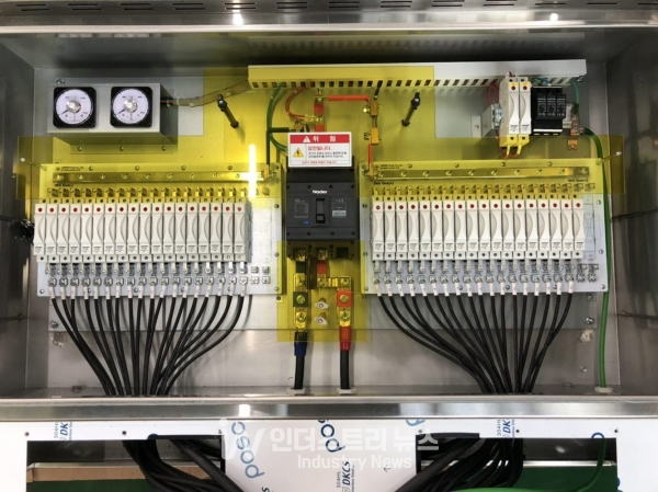 한국항공조명은 태양광 모듈 용량 증가에 탄력적으로 대응하기 위해 접속함을 DC1,500V급으로 설계했다. 자연 냉각을 위한 넓은 공간, 유지보수가 용이한 일체형 PCB, 저항을 최소화한 busbar설계, 사용자 친화적인 퓨즈 홀더 배치, 고성능 DC차단기 설치 등 태양광 접속함 설치 후 성능과 내구성이 장기간 보장 될 수 있는 제품을 생산하고 있다. [사진=한국항공조명]