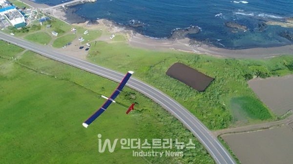 한국항공대학교(총장 이강웅) 연구진이 자체 개발한 태양광 무인항공기가 국내 최장 비행시간 기록을 세웠다. [사진=한국항공대]