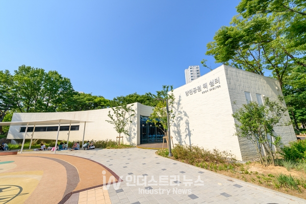 지붕에 태양광 설비 설치예정인 양천공원의 책쉼터 [사진=양천구]