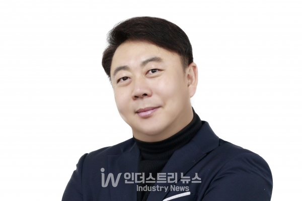 휴먼아이티솔루션은 식품, 전자부품, 창호, 자동화부품, 조선기자재 등 국내 여러 산업군에 일회성이 아닌 단계별 스마트공장 구축을 지원해 왔다. 사진은 최봉두 대표. [사진=휴먼아이티솔루션]