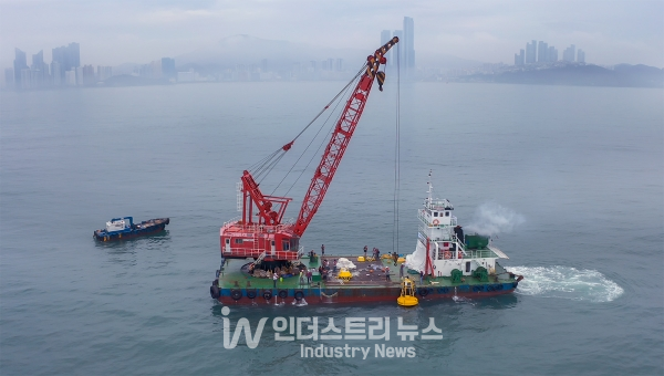 광안대교 약 4km 전면 해역에서 수중기지국 등을 설치하는 모습 [사진=SKT]