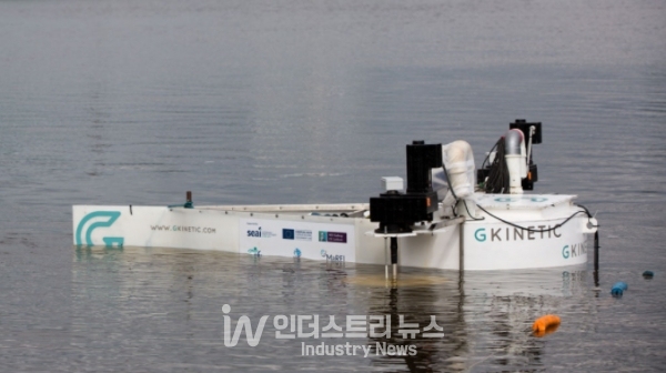 아일랜드 Limerick Docks에서 테스트 중인 GKinetic의 10kW 프로토타입 [사진=GKinetic Energy]