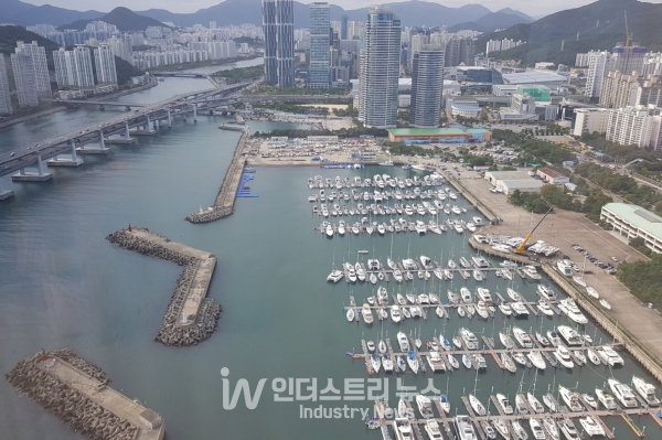 국내 요트가 많이 늘어난 모양새지만 국산 제품을 찾기는 어려운 실정이다. 연식, 성능 등을 견줘도 손색없는 신형 국산제품들은 일본 중고 제품들에 의해 외면받고 있다는 것이 업계의 전언이다.