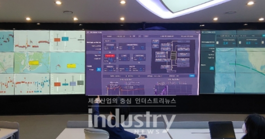 대우조선해양 연구원들이 시흥R&D캠퍼스 내 DS4 육상관제센터에서 실제 운항 중인 선박의 데이터를 분석하고 있다. [사진=대우조선해양]