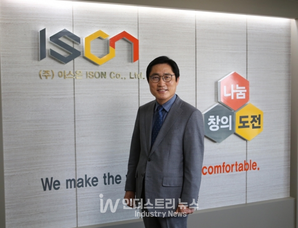 이스온 김응욱 대표는 “이스온은 스틸보 기초 모듈러 공법을 통해 태양광구조물 제작과 설치, 유지관리 솔루션을 제공하는 혁신기업”이라고 소개했다. [사진=이스온]