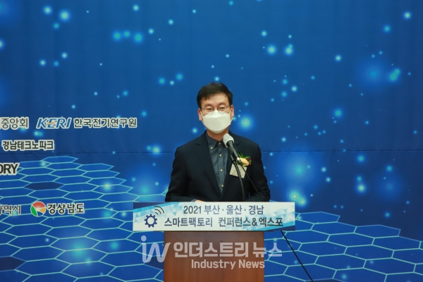 부산테크노파크 김형균 원장은 환영사를 통해 “부산은 98%가 중소기업으로 성장의 발판을 위해 스마트제조혁신이라는 화두 아래, 새로운 AI·메타버스 등 다양한 시대적 흐름과 융합을 위해 노력하고 있다”고 전했다. [사진=인더스트리뉴스]<br>