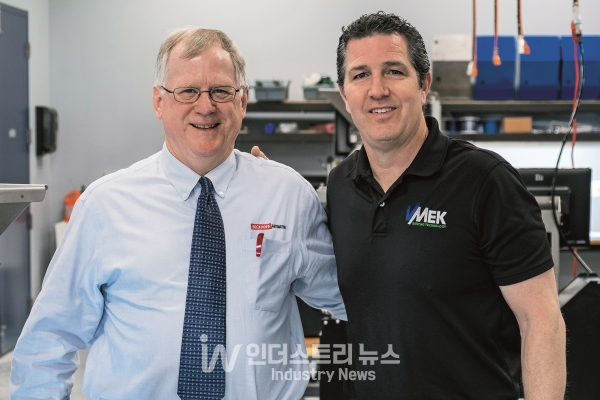 VMek 책임자인 Kent Lovvorn (오른쪽)과 Beckhoff 지역 영업 엔지니어인 Chuck Padvorac, P.E.는 EtherCAT 솔루션 선택에 대해 긴밀히 협력했다. [사진=Kevin Blackburn]