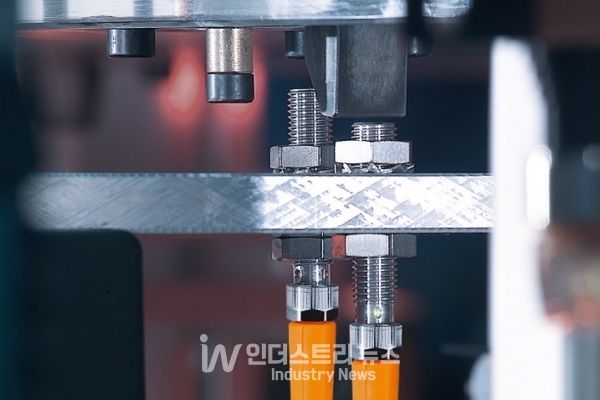 M8 IO-Link는 높은 정밀도로 사용자는 mm에 가까운 단위로 스위치 포인트를 모니터링할 수 있고 마모 같은 기계적 편차를 조기에 감지할 수 있다. [사진=ifm]