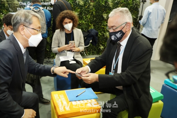 지난 11월 1일 한국수자원공사 박재현 사장이 Bruno Oberle 국제자연보전연맹(IUCN) 사무총장에게 아시아 각국의 탄소중립 등에 대해 설명하고 있다. [사진=한국수자원공사]