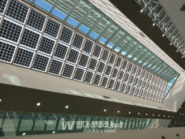 BIPV(Building-Integrated Photovoltaic) 국내 시장 규모는 갈수록 커질 전망이다. 사진은 에스케이솔라에너지가 설치한 BIPV [사진=에스케이솔라에너지]