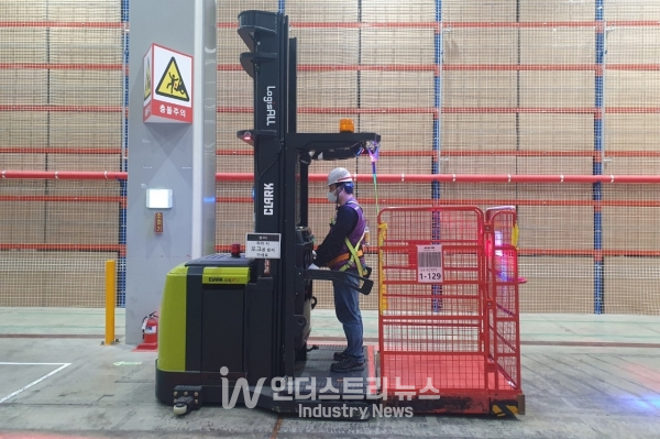 ‘오더피커케이지’는 기존 제품의 안전성을 보강한 제품이다. 파렛트와 롤테이너 간 별도의 이재작업이 필요 없이 작업의 생산성을 높인다.