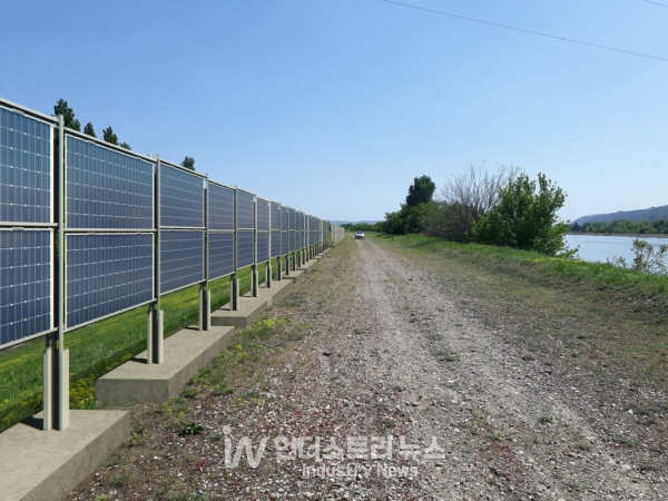 프랑스에서 수직 양면 태양광발전소가 시운전에 들어가며 수직 양면형이 태양광의 새 사업으로 도약할 수 있을지 주목 받고 있다. [사진=CNR]