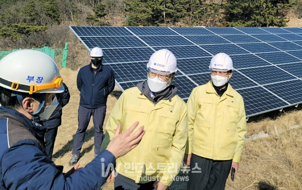 2월 23일 경남 밀양시에 위치한 태양광 발전소에서 한국에너지공단 이상훈 이사장(사진 중앙)이 산지태양광 발전설비 안전예방을 위해 직원들과 함께 발전설비를 점검하고 있다. [사진=한국에너지공단]